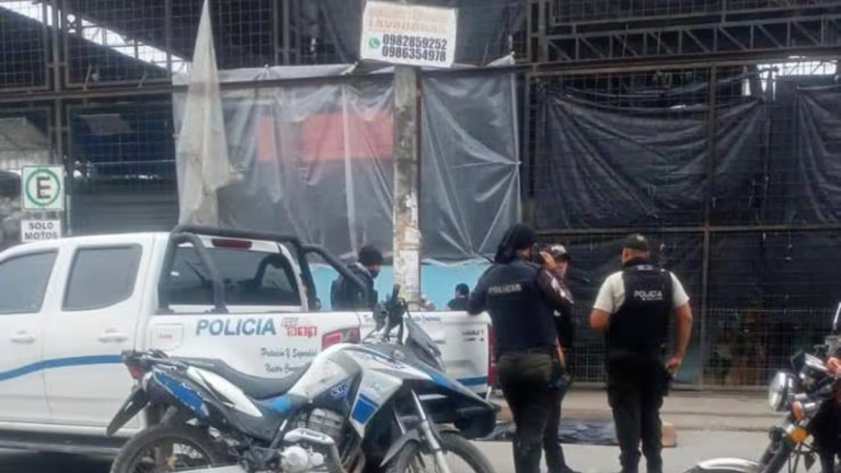 Asesinan a disparos a dos hombres frente a una puerta de un mercado en Durán