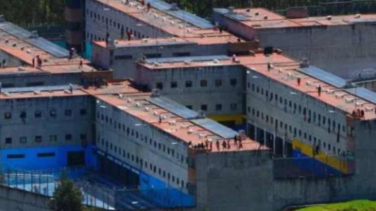 Fotografía del exterior de la Cárcel de El Turi, en la que presos se amotinaron como forma de protesta a acciones de las Fuerzas Armadas.
