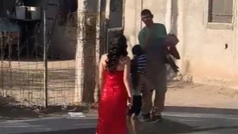 VIDEO: El emotivo momento en el que una joven a punto de ir en su baile de graduación visita a su padre albañil mientras trabaja