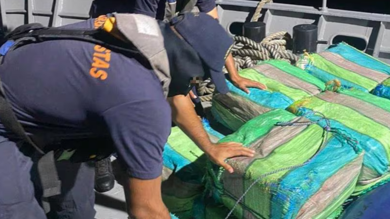 Casi una tonelada de cocaína es incautada en una lancha cerca de las Islas Galápagos