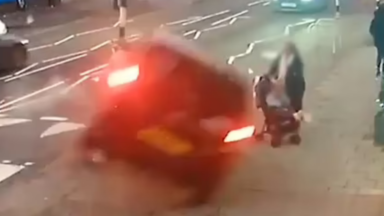 VIDEO | Madre y su bebé se salvan de ser arrolladas por un vehículo que se volcó en una calle
