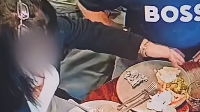 Mujer que se arrancó un pelo y lo colocó en un plato para exigir un reembolso fue descubierta por una cámara