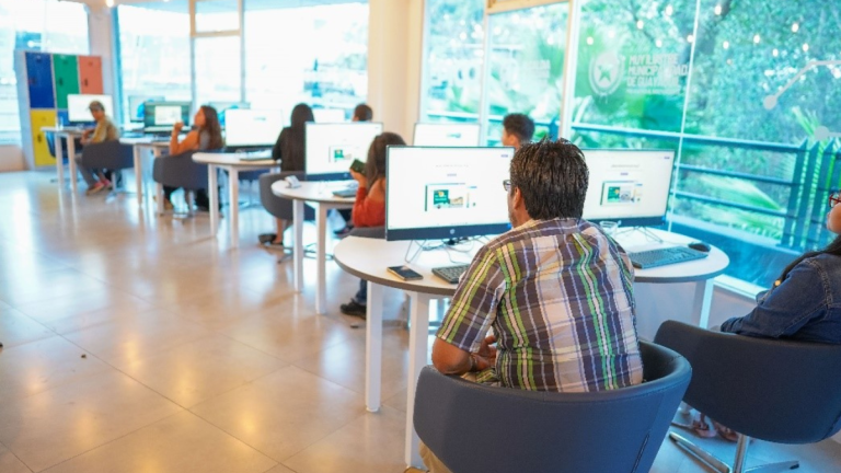 Varias computadores de la zona destinada a atender a más de 10.000 emprendedores cada año.