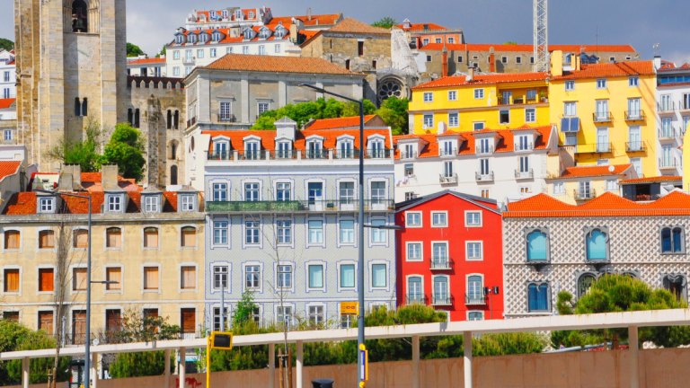 Fotografía de la fachada de varios edificios residenciales en Lisboa, capital de Portugal.