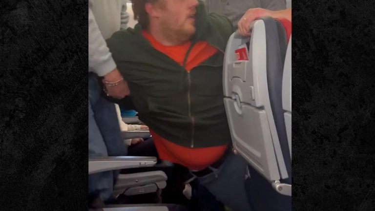VIDEO | Un pasajero intentó abrir la puerta de un avión en pleno vuelo y los otros viajeros lo detuvieron
