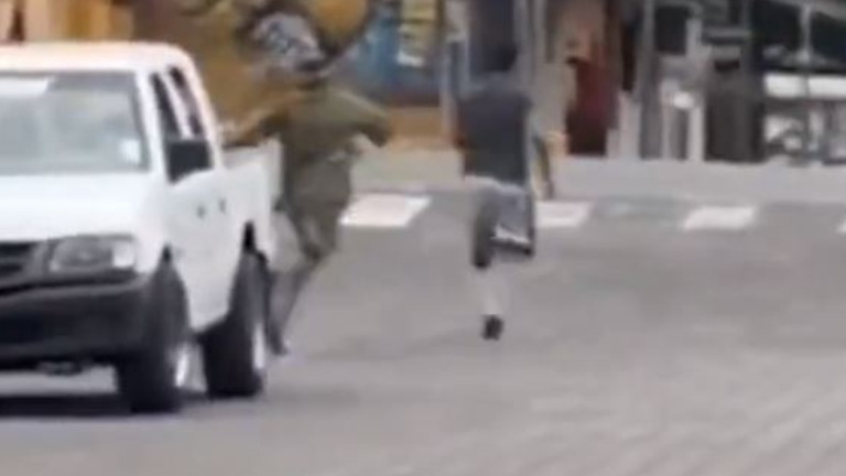 VIDEO: Policía persiguió a hombre que habría tenido una boleta de aprehensión cuando se acercó a votar