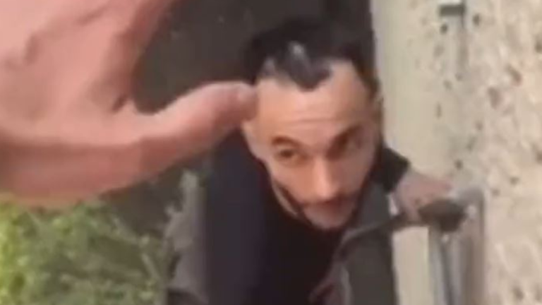 VIDEO: ¡Me apuñaló con un cuchillo!: Hombre argelino invadió la casa de su exnovia y hirió a amigo que la protegió