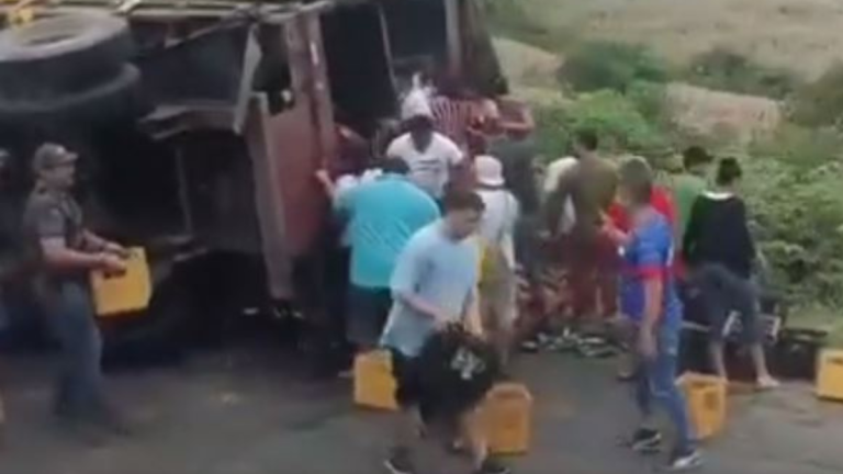 VIDEO: Decenas de ciudadanos se llevan jabas de cerveza de un tráiler que se volcó en Manabí