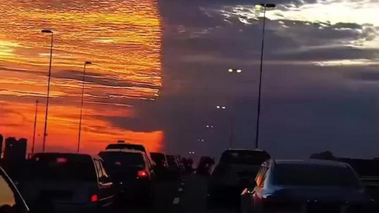 VIDEO | El momento en el que el cielo se divide en dos partes durante un atardecer en Florida