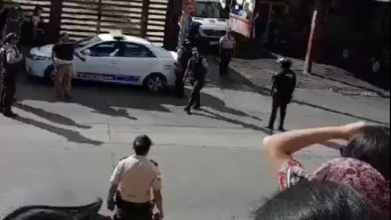 Asesinan a policía del GOE durante un allanamiento y habitantes de Pelileo salen a las calles para condenar el hecho