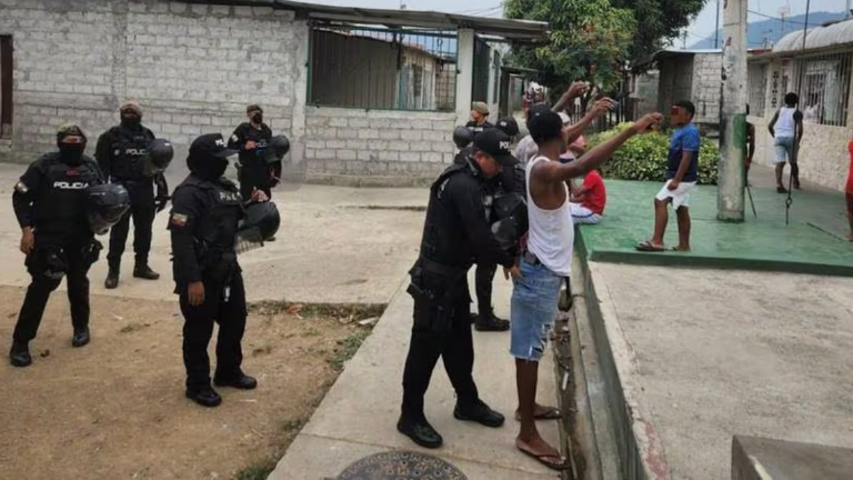 Policía revisa las pertenencias que llevan consigo sujetos en el sector.