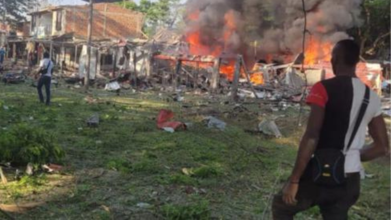 Fotografía de habitantes de la localidad de Timba observando la escena de destrucción que dejó el atentado.