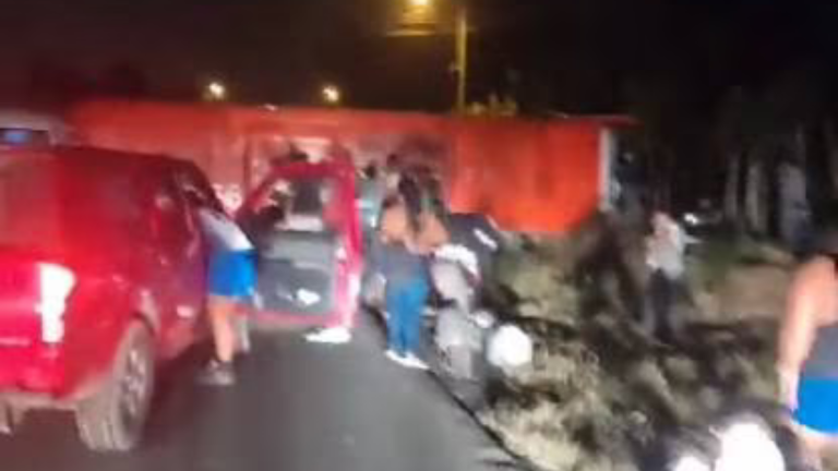 Accidente de bus de pasajeros y automóvil en Santo Domingo de los Tsáchilas deja al menos un fallecido y múltiples heridos