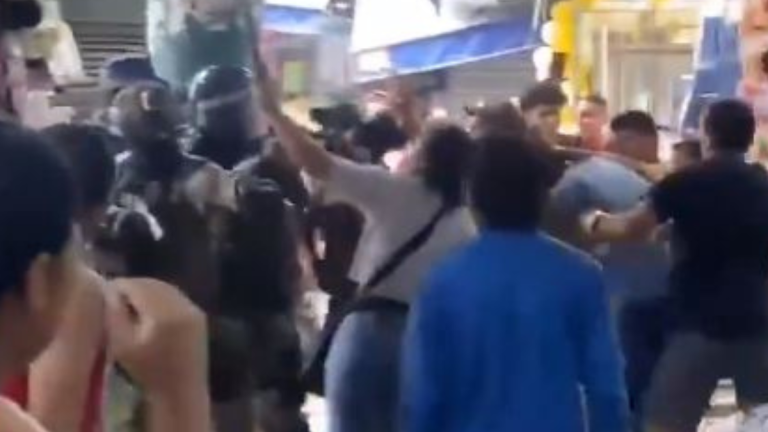 VIDEO | Enfrentamiento entre ciudadanos y agentes durante operativo para incautar pirotecnia en La Bahía