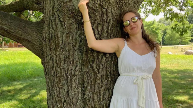 Mujer se enamora de un árbol tras sentir una ola de energía erótica al tocarlo y se declara ecosexual