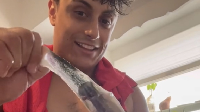 Tiktoker se enfermó gravemente tras grabarse mientras comía un pescado lleno de gusanos