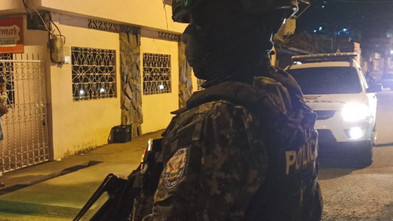 Policía investiga cinco asesinatos y vehículos incinerados que se registraron el viernes en Esmeraldas