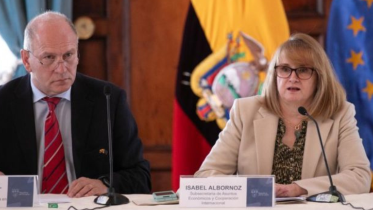 La subsecretaria de Asuntos Económicos y Cooperación Internacional del Ministerio de Relaciones Exteriores y Movilidad Humana de Ecuador, Isabel Albornoz, y por el Embajador de la Unión Europea en Ecuador, Charles-Michel Geurts.
