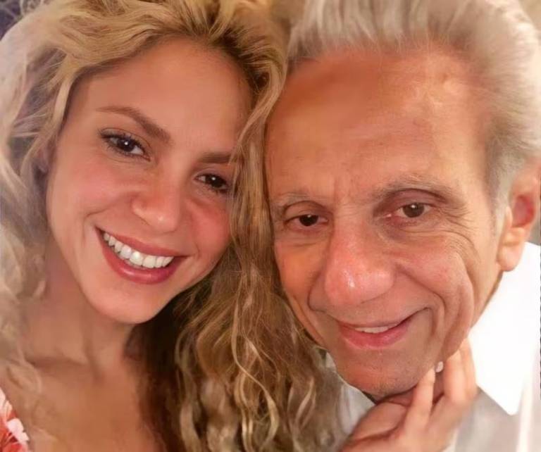 $!Shakira de vuelta en Colombia y cuenta que es por la delicada salud de su padre