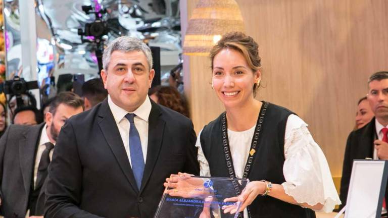 Zurab Pololikashvili, Secretario General de ONU Turismo entregando el reconocimiento de embajadora especial para el turismo gastronómico a la chef ecuatoriana Alejandra Espinoza.