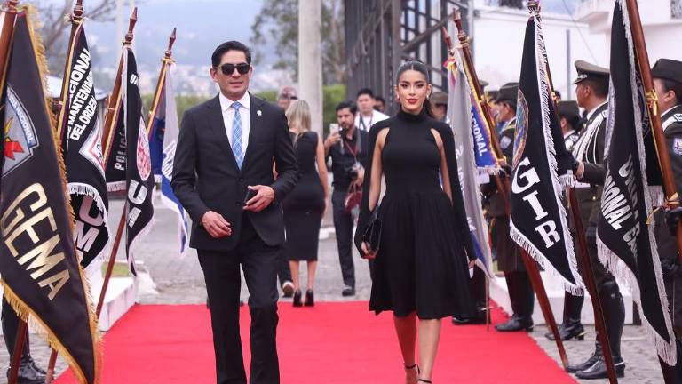 Luciana Zapata junto a su padre, el asambleísta Hernán Zapata, en una sesión solemne del Legislativo en la provincia de Imbabura, el 28 de noviembre del 2025.