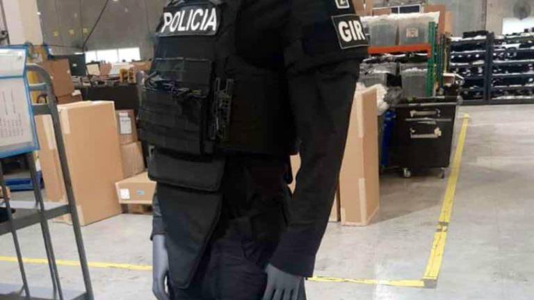 Chalecos tácticos que otorgan mayor protección a policías llegaron a Ecuador desde Estados Unidos