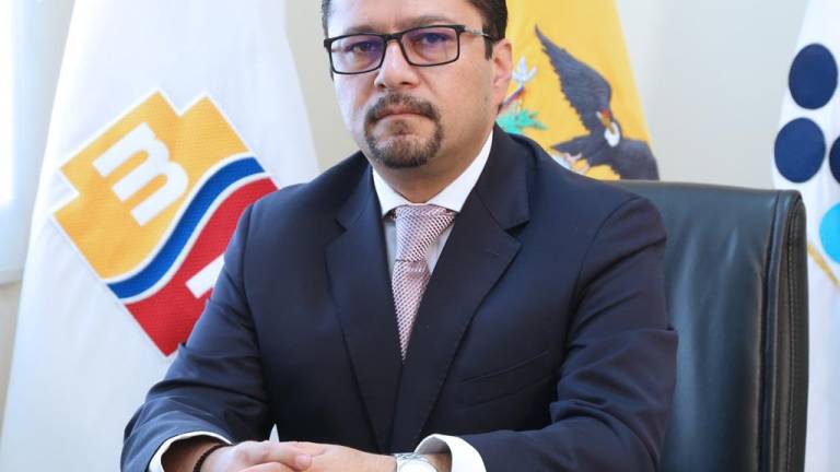 Mauro Falconí deja el Ministerio de Salud, será sustituido por Camilo Salinas