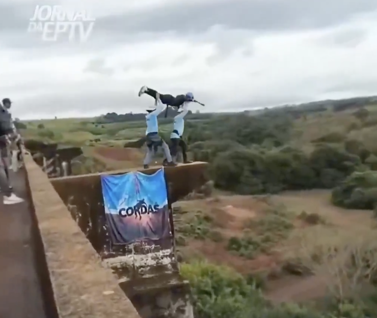 $!El momento exacto en que los instructores lanzan a una joven al vacío.
