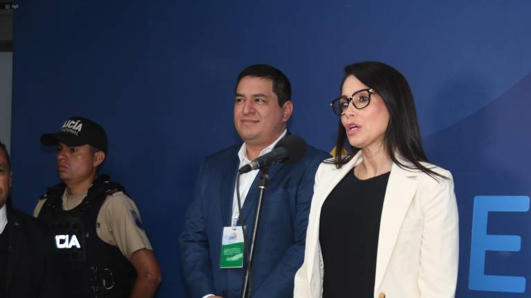 Fotografía que muestra a al binomio del correísmo, Luisa González y Andrés Arauz, durante el debate presidencial del 2023.