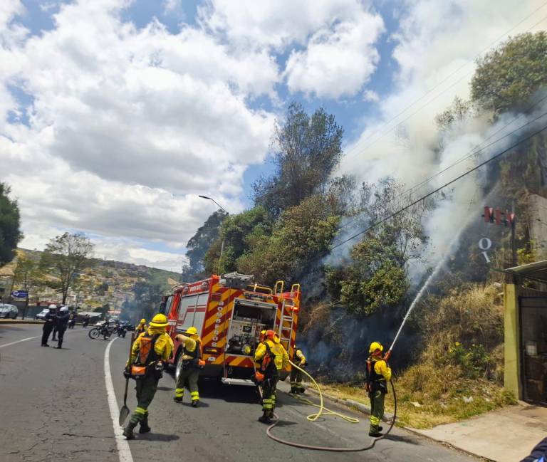 $!Incendio en Monjas, a la altura de la avenida Simón Bolívar.