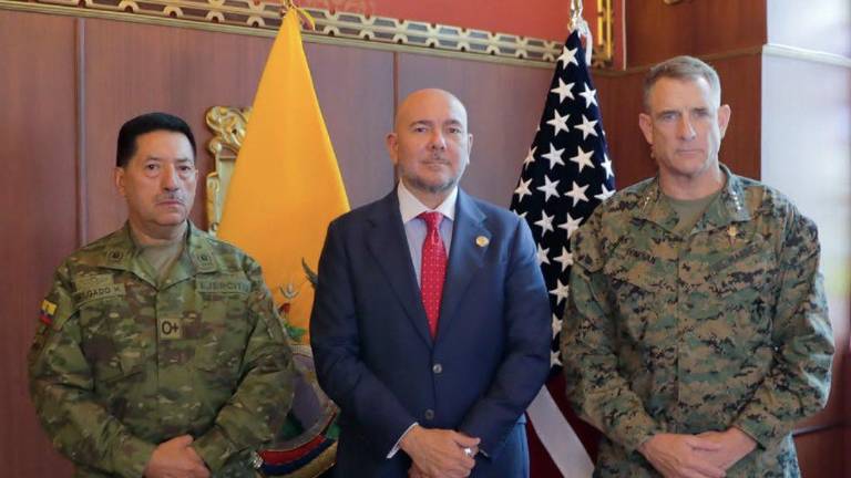De izquierda a derecha, el jefe del Comando Conjunto de las Fuerzas Armadas ecuatorianas, Henry Delgado; el ministro de Defensa de Ecuador, Gian Carlo Loffredo; y el comandante del Comando Sur de Estados Unidos, Francis Donovan.