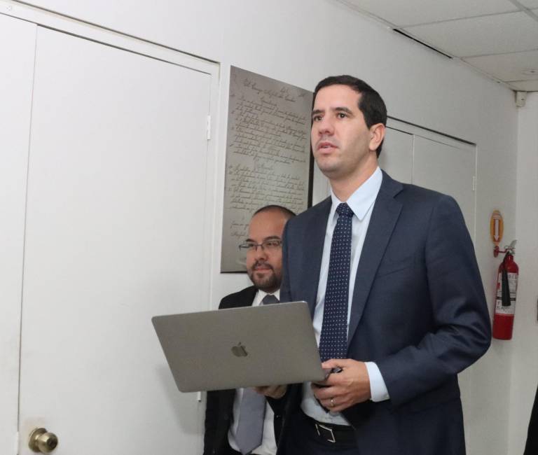 $!El ministro Roberto Luque durante una rueda de prensa que dio el 22 de abril de este año para dar actualizaciones sobre las condiciones de las centales hidroeléctricas.