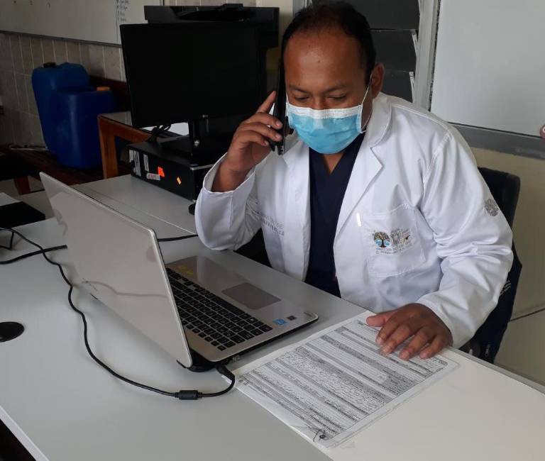 $!Fotografía de funcionario otorgando asistencia psicológica vía telefónica.