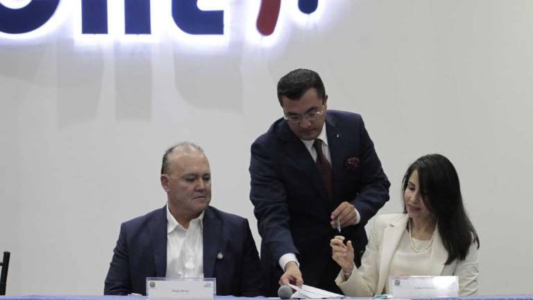 Diego Borja y Luisa González acudieron al Consejo Nacional Electoral para inscribir su binomio.