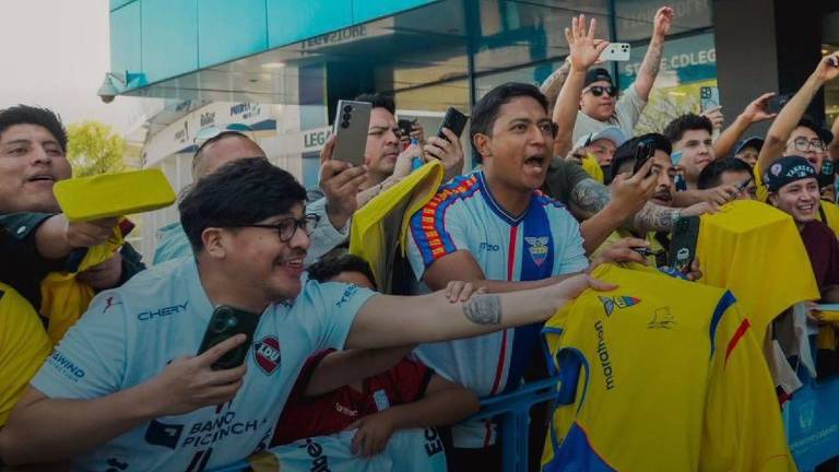 Hinchas ecuatorianos esperando una firma de los jugadores de La Tri.
