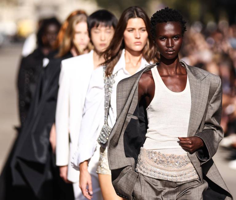 $!Modelos presentan creaciones de la colección de ropa de mujer Primavera/Verano 2024 de la diseñadora británica Stella McCartney durante la Semana de la Moda de París.