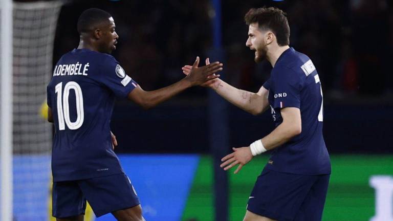 Ousmane Démbelé y Kvicha Kvaratskhelia celebrando el gol del PSG al Bayern Múnich.