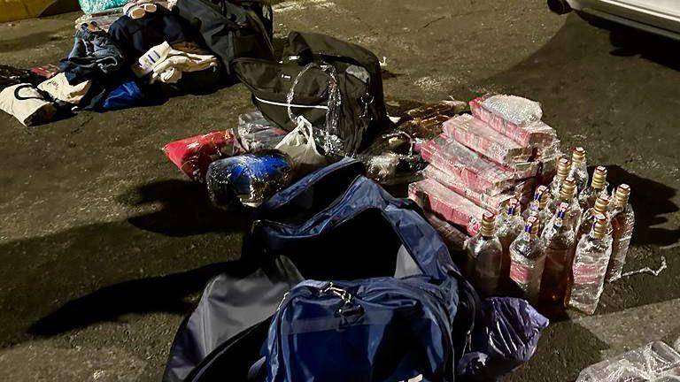Tres personas, entre ellas dos presos, intentaron ingresar armas y otros objetos a la cárcel de Cotopaxi