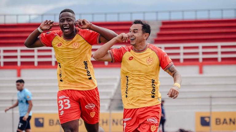 Snayder Porozo celebrando junto a Bruno Miranda el primer gol del partido frente a San Antonio por Copa Ecuador.