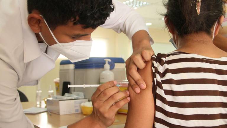 ¿Quiénes pueden acceder a la cuarta dosis de la vacuna contra covid-19?