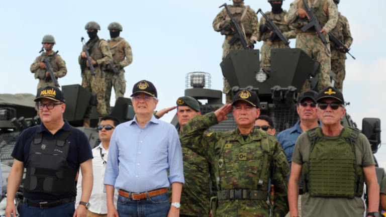 Guillermo Lasso se atribuye la gestión para la compra de fusiles M4A1 tras la aprobación de EE. UU. para su venta a Ecuador