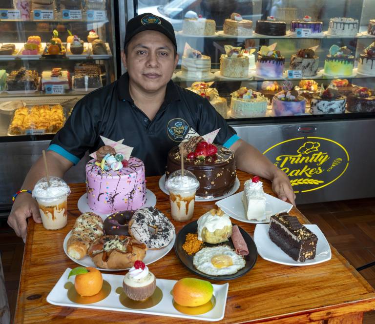 $!Deiby Pincay junto a varios de los productos que están de venta en su local.