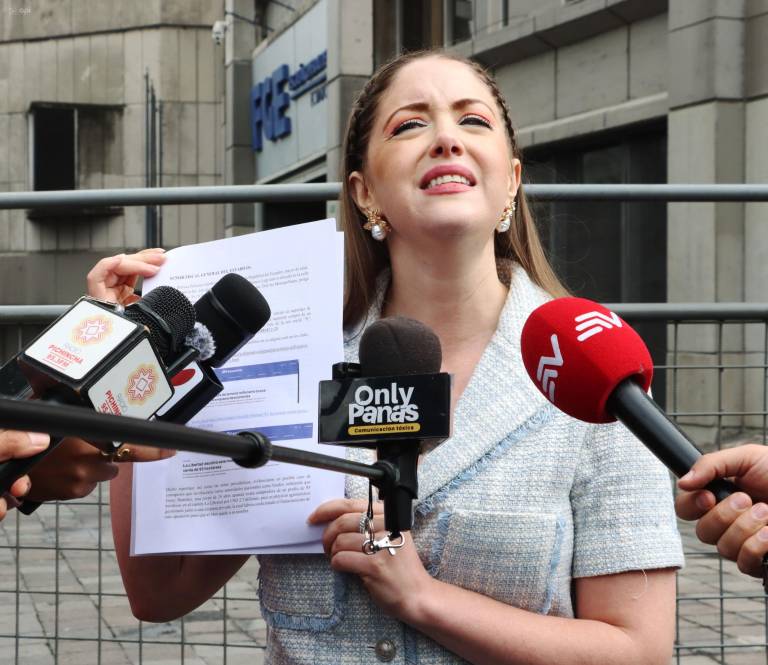 $!Mónica Palacios entregó una noticia criminis en la Fiscalía General del Estado.