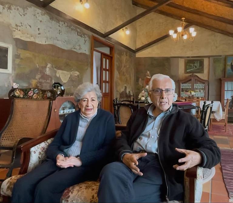 $!José Torres Bucheli y María Eulalia Rodríguez Bucheli entregaron los documentos que sustentaron la investigación en 2023 a la biblioteca Aurelio Espinosa Pólit.