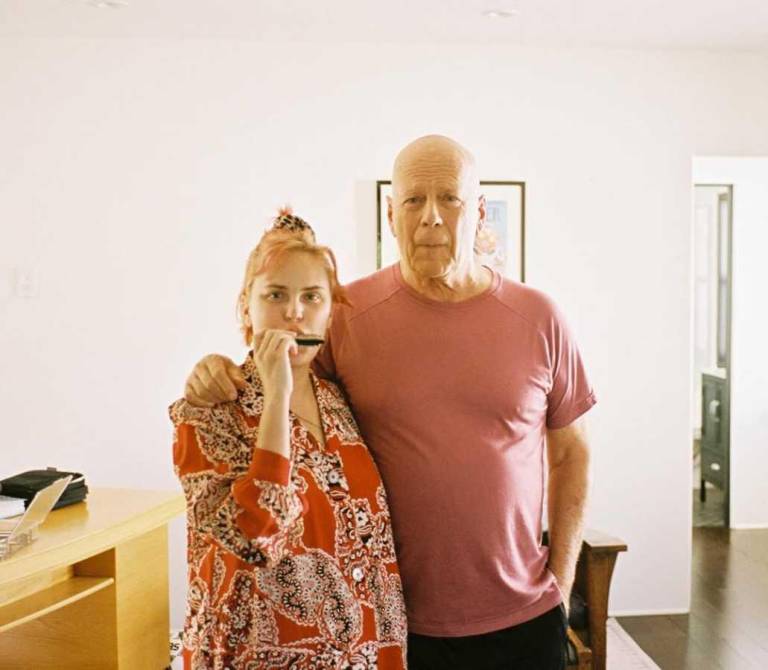 $!Con la música como puente, la familia de Bruce Willis enfrenta su diagnóstico de demencia frontotemporal, fortaleciendo sus lazos y compartiendo momentos entrañables.