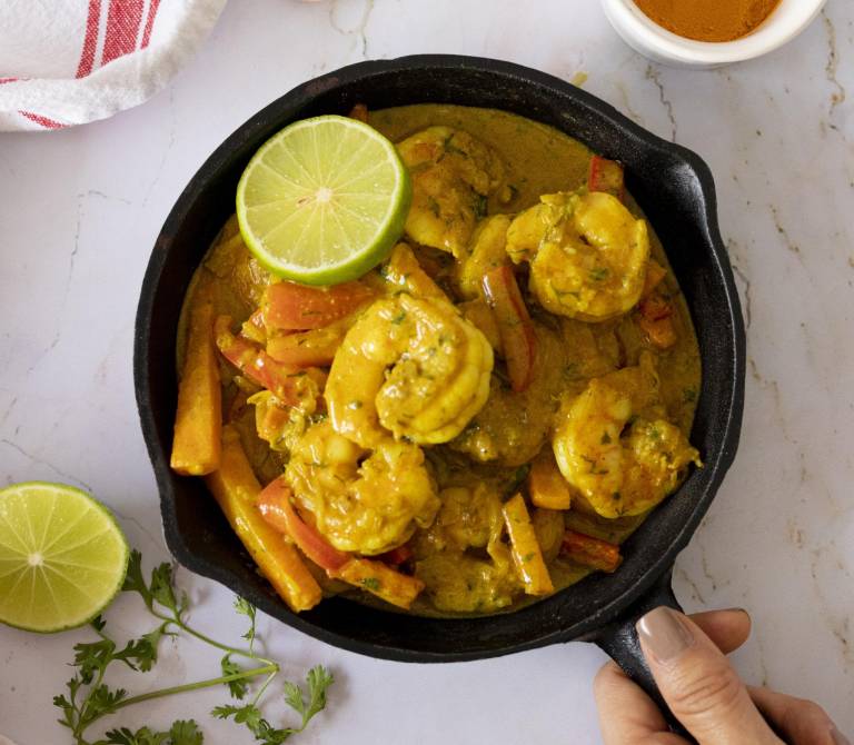 $!Camarones al curry con vegetales.