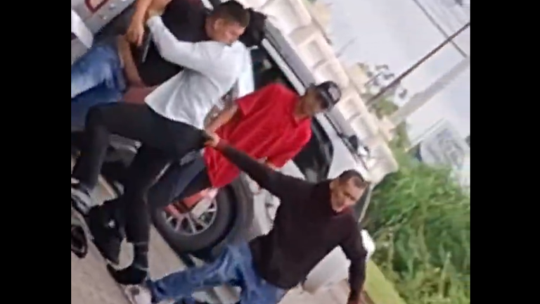 VIDEO | Hombres armados secuestran a un ciudadano afuera de una sede del Municipio de Daule