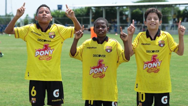 Jugadores de la Sub 13 de Barcelona SC celebrando gol frente a Delfín.