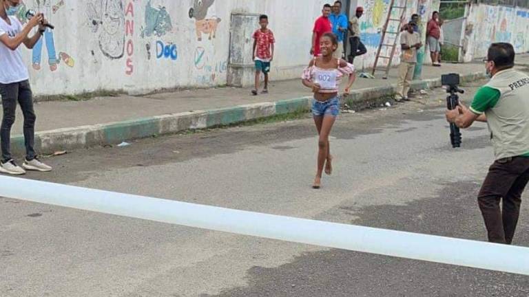 Niña corrió descalza y ganó una competencia de dos kilómetros en Esmeraldas