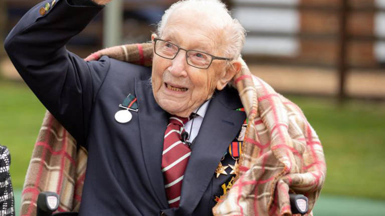 Muere por COVID Tom Moore a los 100 años, el veterano que ayudó a recaudar millones contra el virus